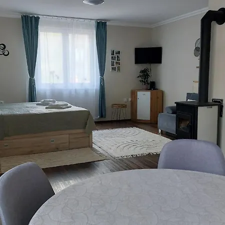 Faluvegi Vendeghaz بيت للعطل *